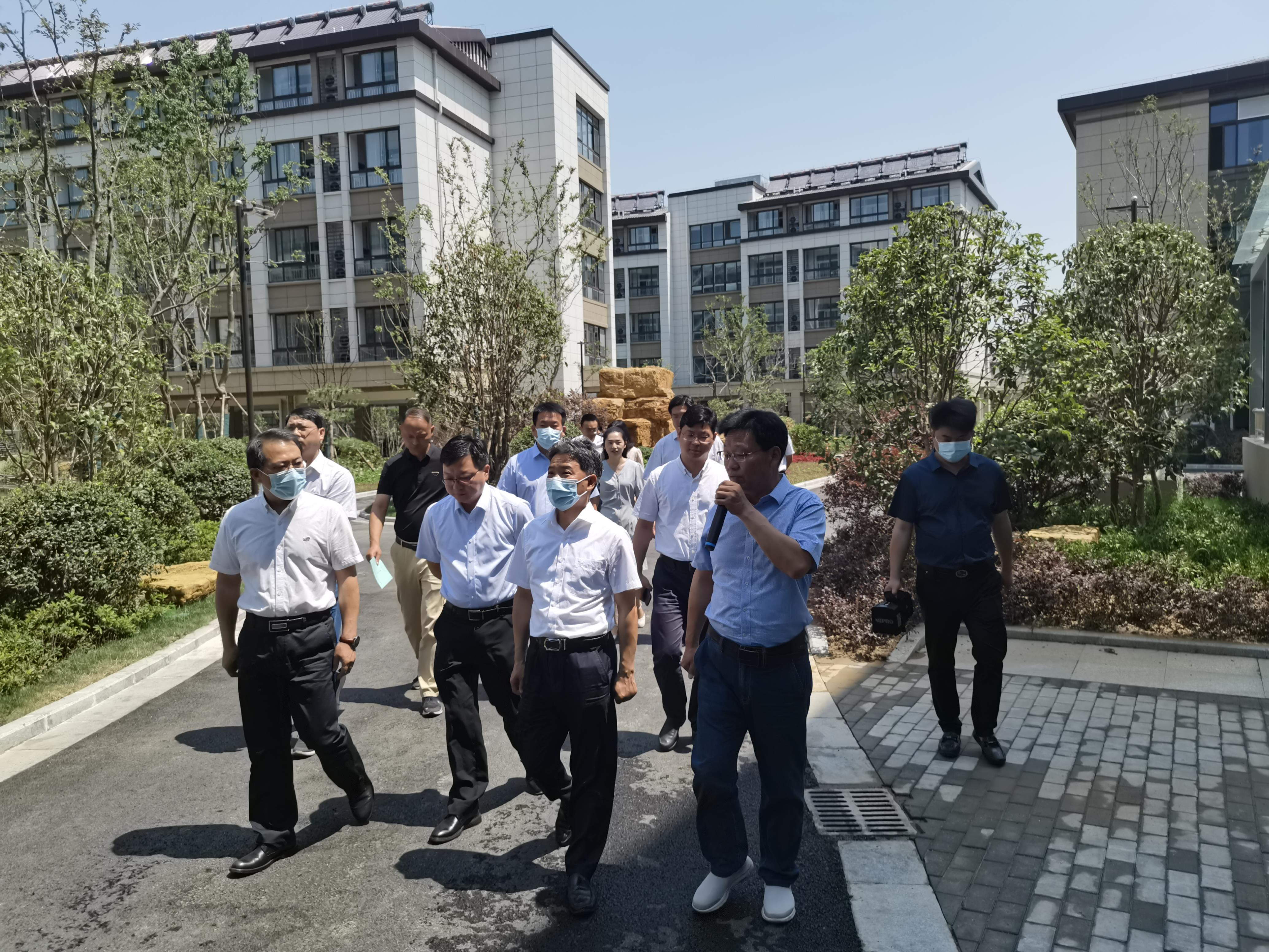 圖1-2、康堯副部長調(diào)研維揚(yáng)人才公寓項目建設(shè).jpg