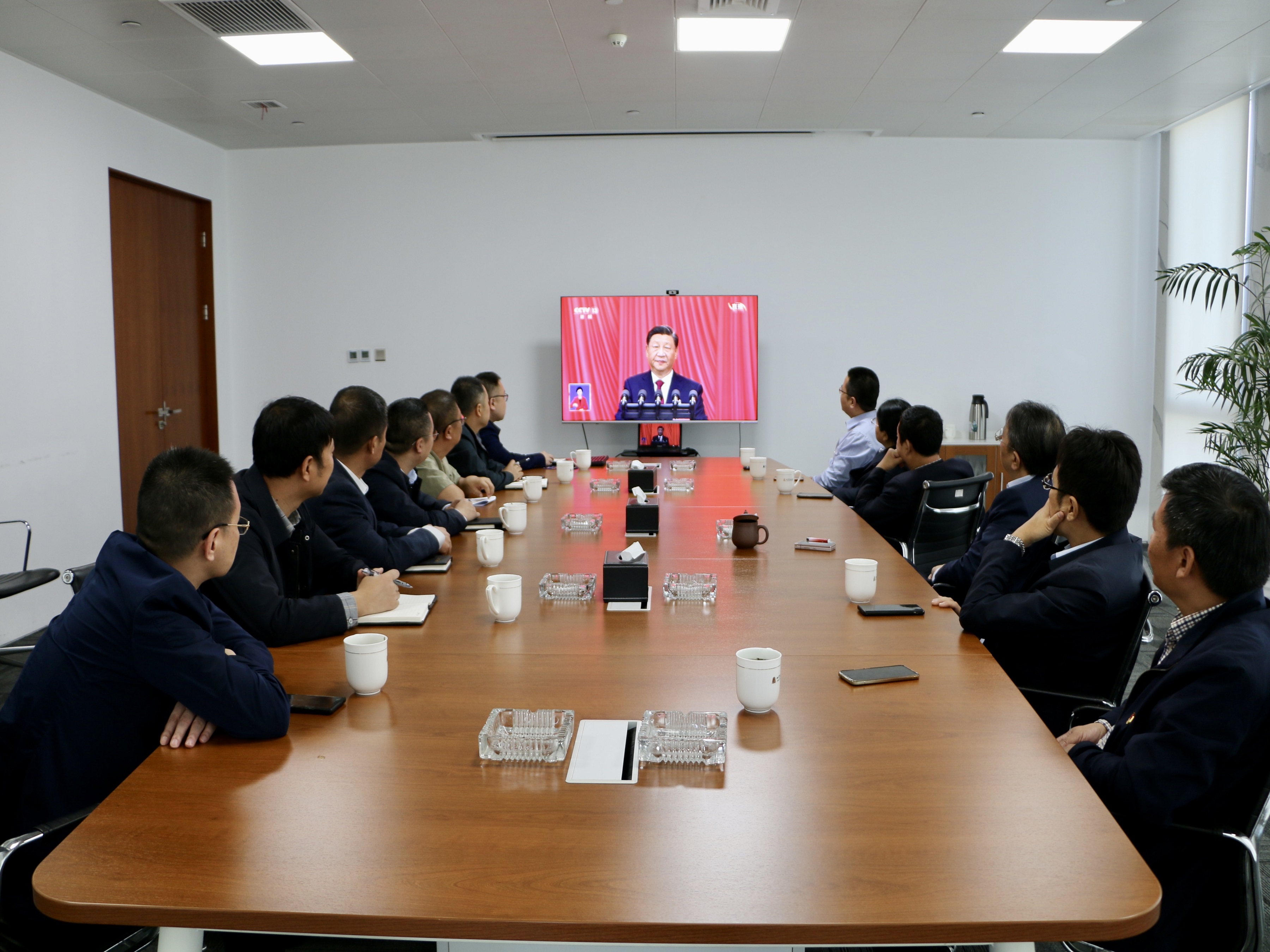 圖1-2、第一分公司收看二十大開幕會.jpg