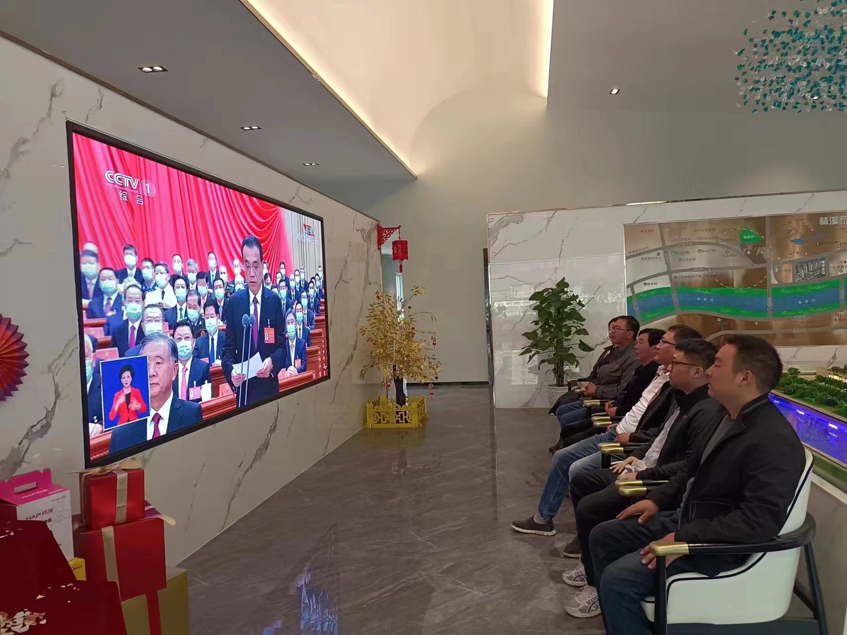 圖1-19、同創(chuàng)房產公司收看二十大開幕會.jpg
