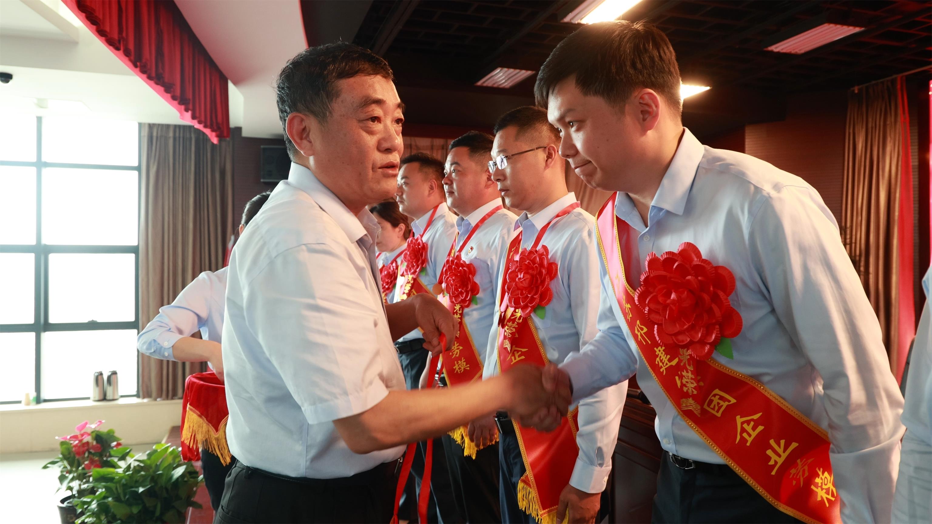 圖1-2、范世宏董事長(zhǎng)給勞模頒發(fā)獎(jiǎng)?wù)?jpg