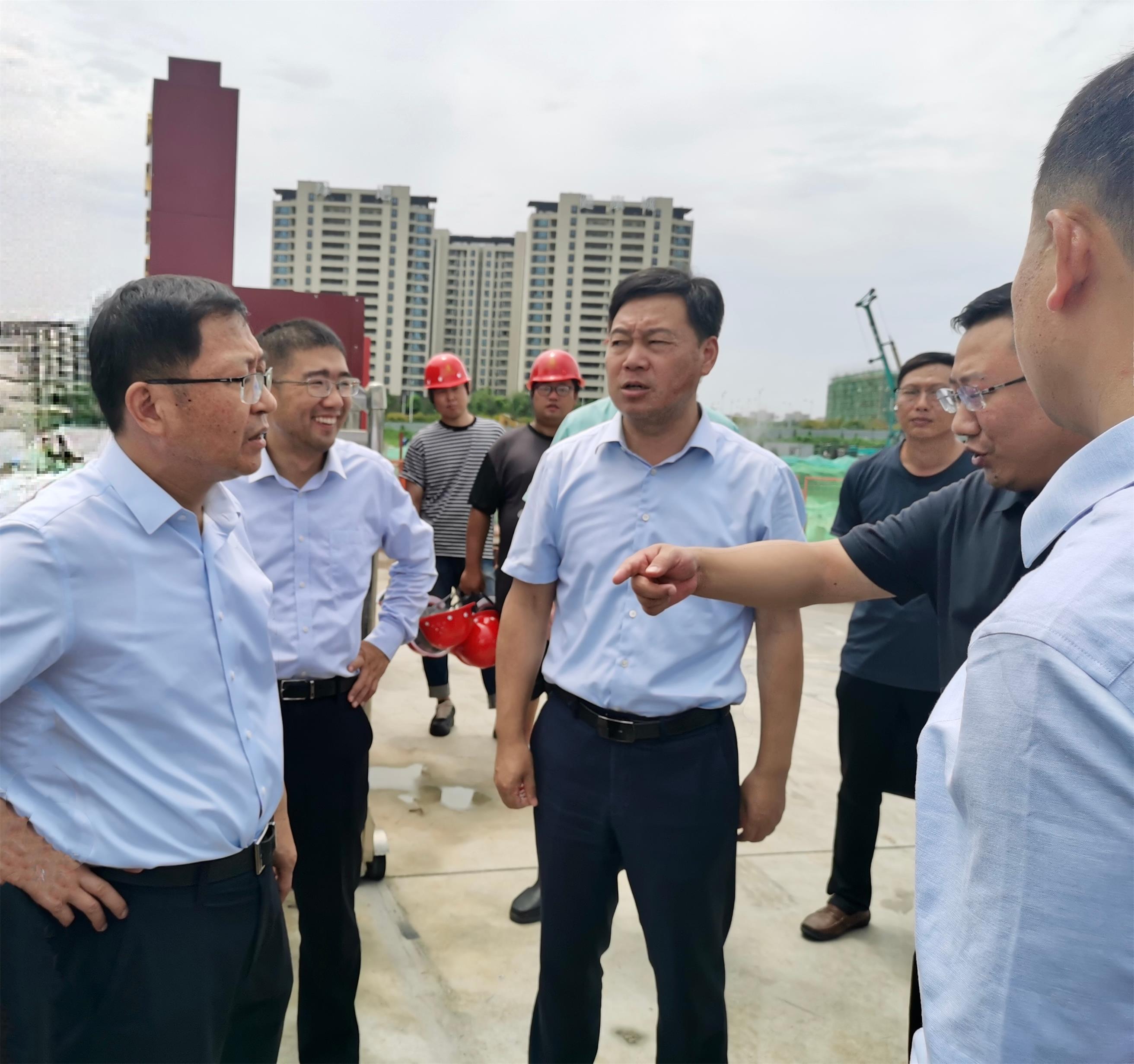 圖1-3、湯衛(wèi)華副市長(zhǎng)檢查工地.jpg