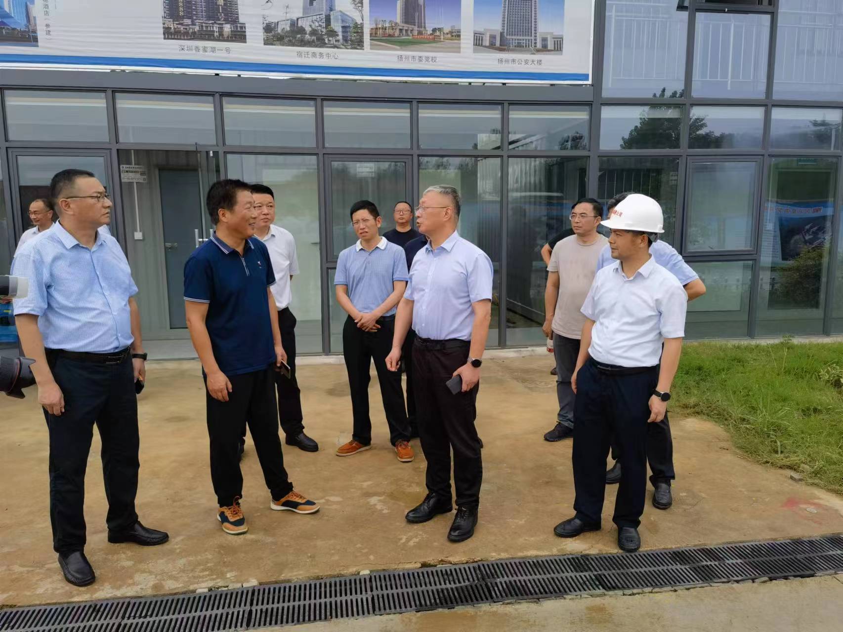 圖1-1、王慶偉檢查蜀岡初級中學(xué).jpg