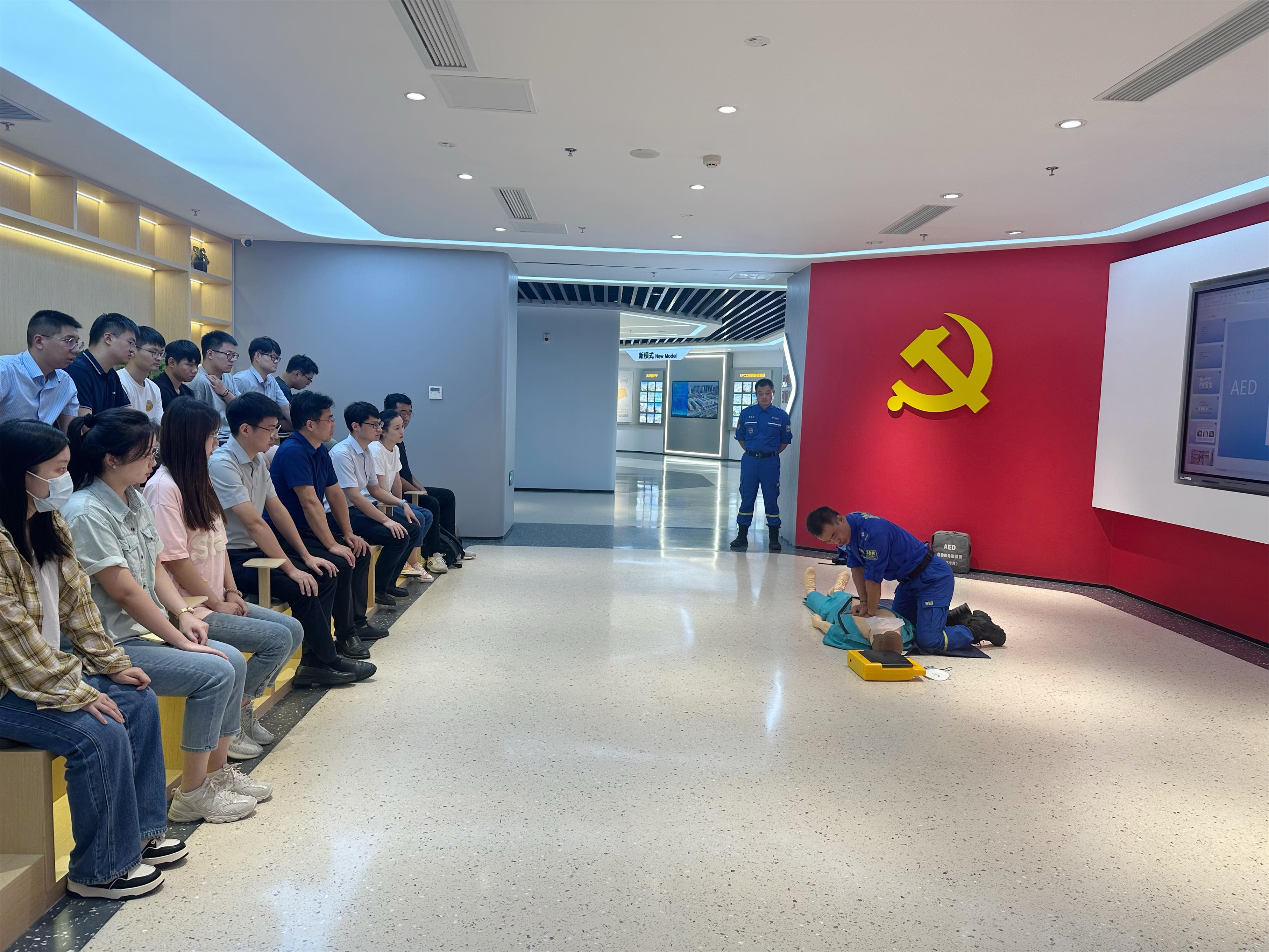 圖1-5、志愿者服務(wù)隊急救培訓(xùn).jpg